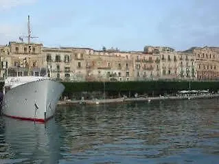 Ortigia Con Vista Da Giulio
